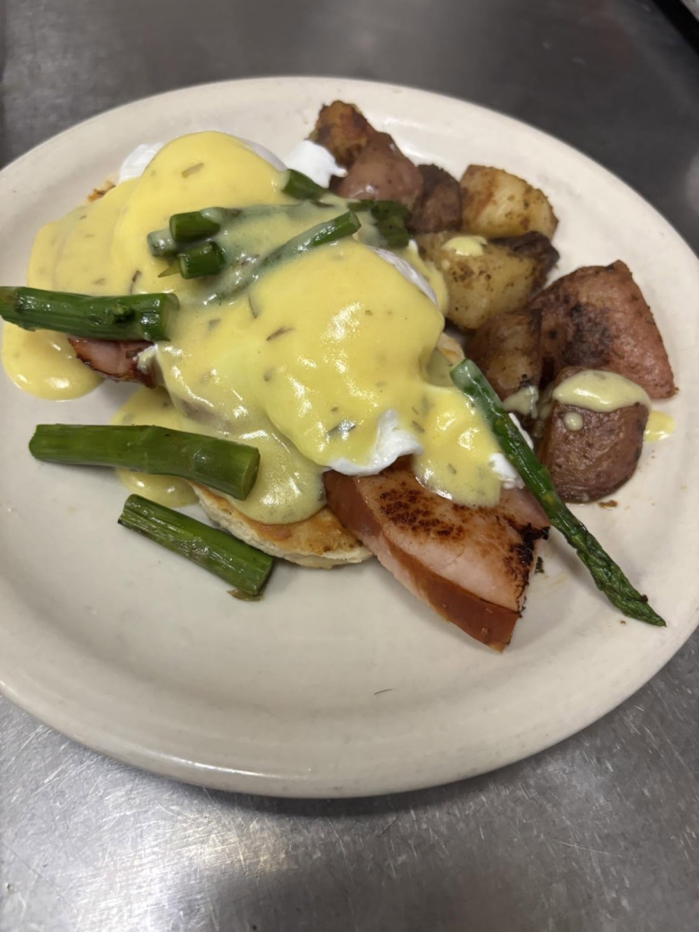 Eggs benedict with asparagus and hollandaise
