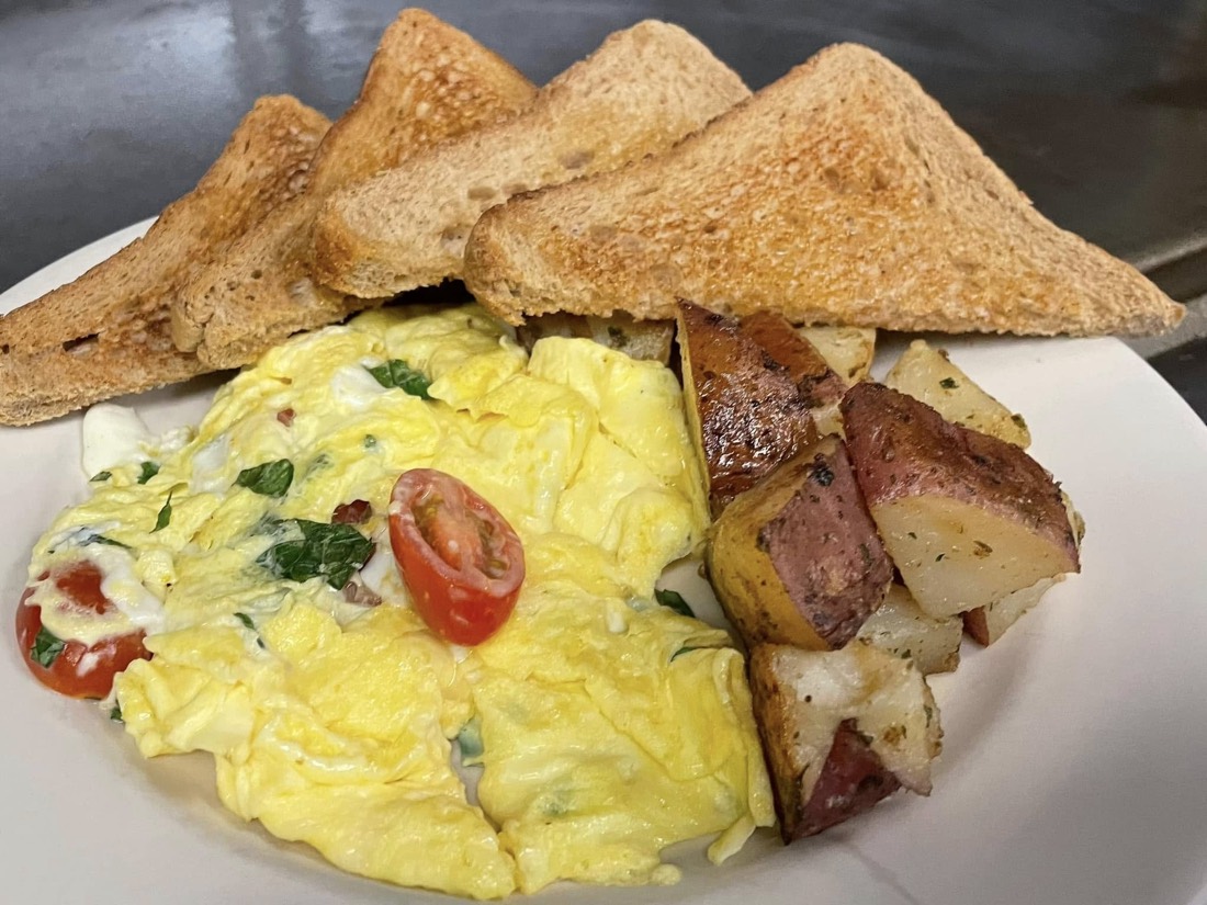 Veggie omelette with toast and homefries
